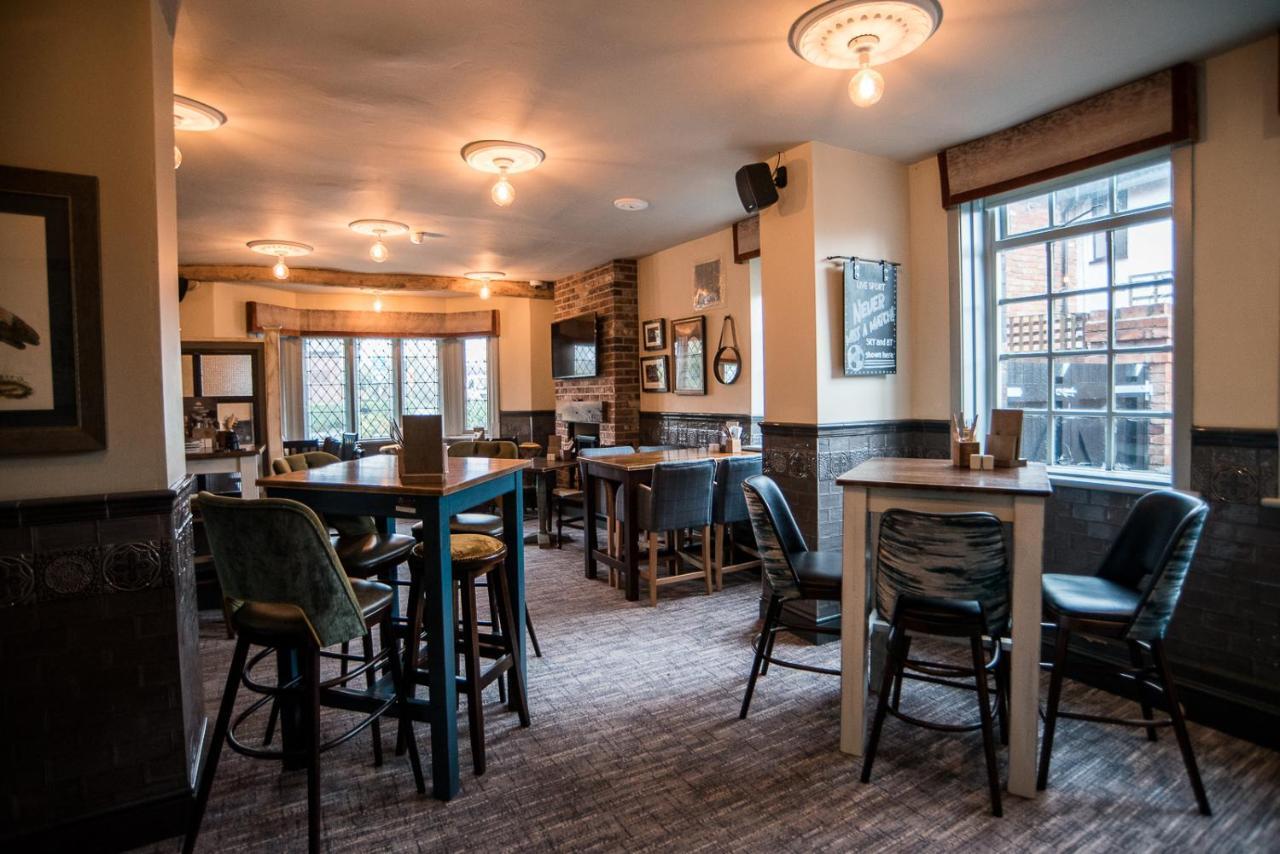 Cat & Lion Country Pub And Hotel Warrington Exterior photo