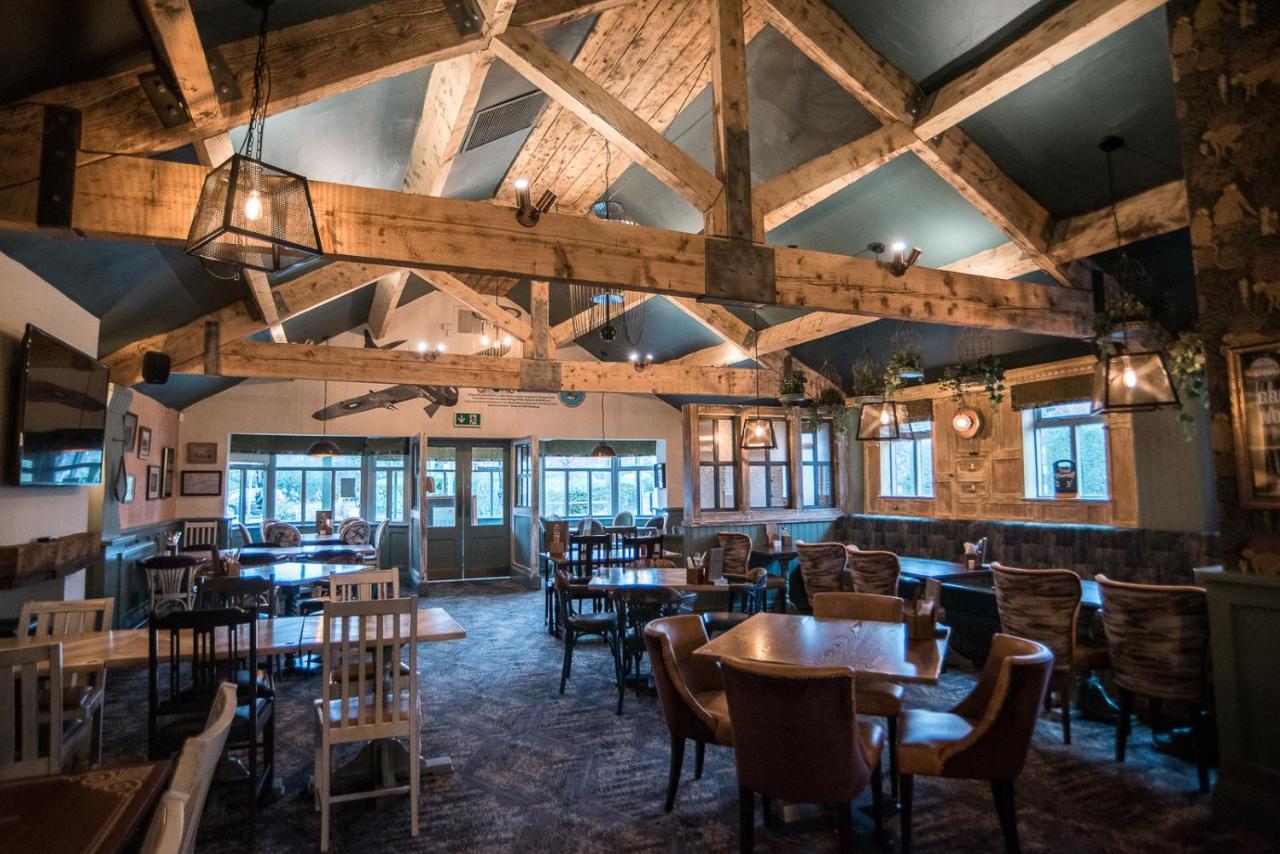 Cat & Lion Country Pub And Hotel Warrington Exterior photo